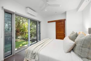 Surfside Villa - 50m to beach access, heated pool