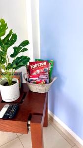 Charming and Family With a pool and ocean view, 3 blocks from the beach, with 2 TVs and Netflix & HBO