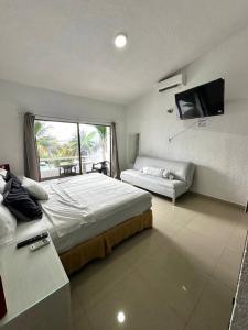 Spacious Two-Story Apartment in Hotel Zone Central Location, Just 5 Minutes from Nightlife and Tourist Hotspots