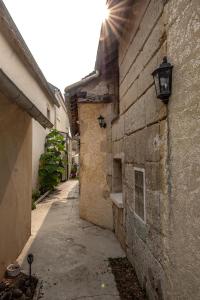 Love hotels La chambre verte du gite de vendome : Chambre Double avec Salle de Bains Commune