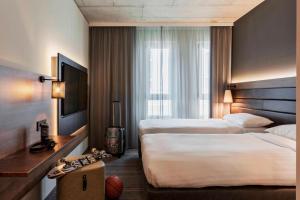 Moxy Sleeper Twin Bed room in MOXY Frankfurt East