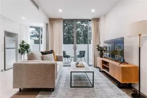 Lakeside 1-Bed with Courtyard Pool Gym & Parking - Kingston 