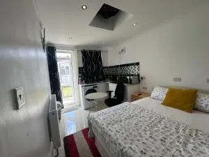 Luxury Ensuite Studio In Crayford Dartford Bexley London With Full Kitchen And Side Garden Alleyway Entrance - Bexley
