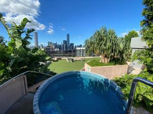 South Brisbane Apartment with Pool