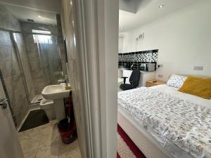 Luxury Ensuite Studio In Crayford Dartford Bexley London With Full Kitchen And Side Garden Alleyway Entrance