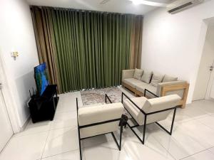 Spacious 2 BR Near Waters Edge