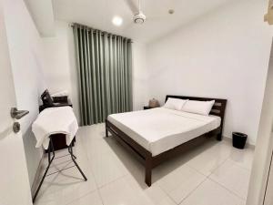 Spacious 2 BR Near Waters Edge
