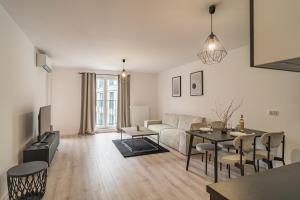 Grzegórzki Apt - Balcony, AC, Shops&Tram nearby - by Rentujemy