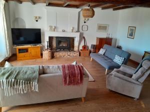 Maisons de vacances Family home with pool in Clion, France : photos des chambres