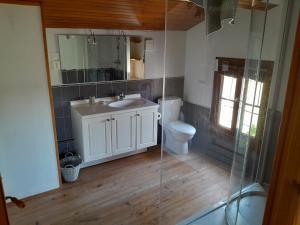 Maisons de vacances Family home with pool in Clion, France : photos des chambres