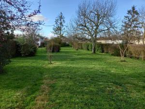 Maisons de vacances Family home with pool in Clion, France : photos des chambres
