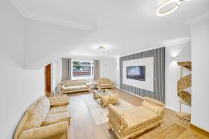 Lux 5 Bed sleeps 11, 10 mins from Wembley Stadium, Jacuzzi and Steam Shower