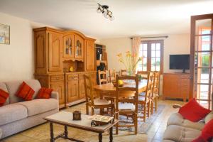 Maisons de vacances Le Malis - Charming half-timbered family house with large garden : photos des chambres