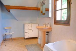 Maisons de vacances Le Malis - Charming half-timbered family house with large garden : photos des chambres