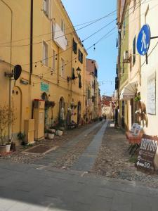 Nice apt in a street in old town img24