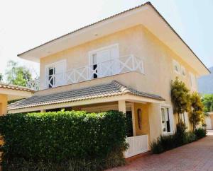 Casa alto padrão, condomínio pé na areia