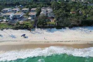 Casa alto padrão, condomínio pé na areia