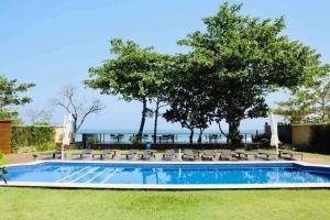 Casa alto padrão, condomínio pé na areia