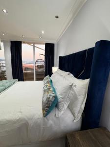 Accommodation Front - Extravagant 4 Sleeper Penthouse with Rooftop Jacuzzi