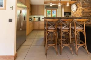 Chalet in méribel center with outdoor jacuzzi and sauna