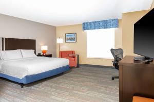 King Room with Accessible Tub - Mobility and Hearing Access/Non-Smoking room in Hampton Inn & Suites Madison Downtown
