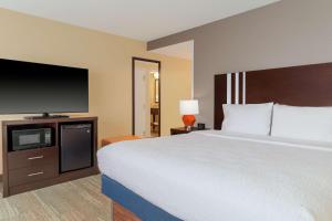King Room - Non-Smoking room in Hampton Inn & Suites Madison Downtown