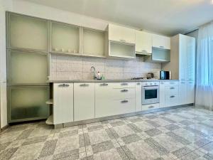 ApartPoltava Стильні білосніжні апартаменти, 2-ОКРЕМІ кімнати , документи для відрядження , банківський чек
