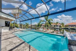 CoralVilla Perfection - luxurious, sun deck on water, pool, spa