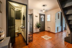 Maisons de vacances L-Occitane ~ Piscine ~ Climatisation ~ Parking : photos des chambres