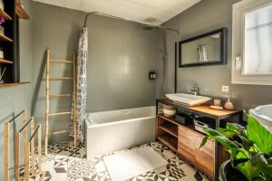 Maisons de vacances L-Occitane ~ Piscine ~ Climatisation ~ Parking : photos des chambres