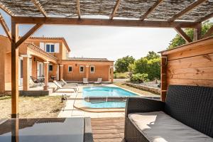 Maisons de vacances L-Occitane ~ Piscine ~ Climatisation ~ Parking : photos des chambres