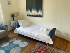 2-bedroom split-level apartment in Notting Hill
