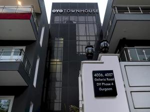Super Townhouse Galleria Market Near Golf Course Road