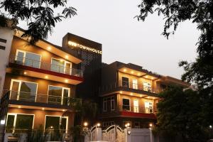 Super Townhouse Galleria Market Near Golf Course Road