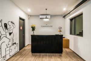 Super Townhouse Galleria Market Near Golf Course Road