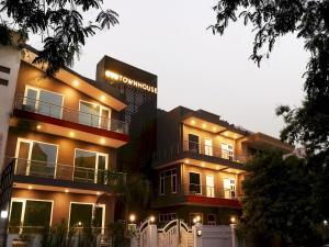 Super Townhouse Galleria Market Near Golf Course Road