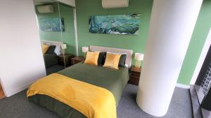 Sky-high South Yarra luxury 2 bed sleeping up to 4