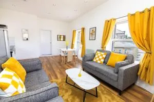 Stylish 2 bedroom apartment next to Train Station - Heckmondwike