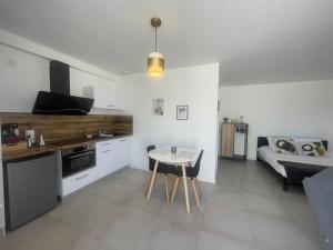 Appart'hotels APPART-ICI 1 - Spacieux studio PMR : photos des chambres