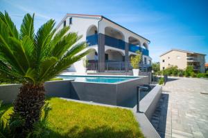 Villa Calma Apartments - 3hvězdičkové hotely ve městě Vantačići