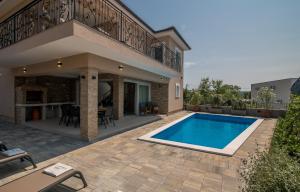 Villa Lusarci with pool 
