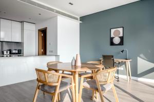 Blueground City Walk BK view rooftop pool DXB-1369