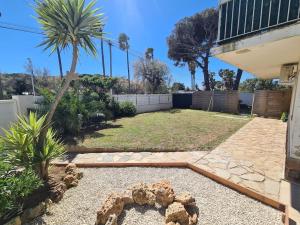 2 pièces en rez-de-villa avec beau jardin près plage
