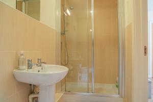 Steps away from New Street Station & 2 Beds & 2 Baths Flat at City Center