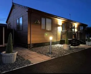 Lilly Cabin with Hot Tub - Sheriff Hutton