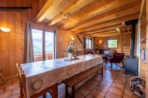 Le Paccaly, Piscine et Aire de jeux