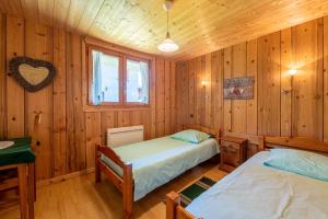 Chalets Le Grepon, Piscine et Aire de jeux : photos des chambres