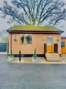 Cherry Cabin with Hot Tub - Sheriff Hutton