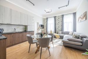 DeLuxe Izabella City Center Residence with 4BEDRM, 3BATHRM - Apartamentos, Budapest