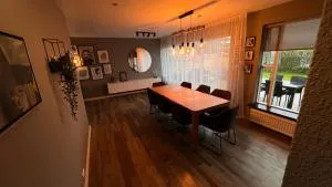 Cosy 4 bedroom house with free parking - Skálafell